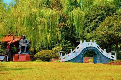 春在揚大美成詩 園林實業(yè)的詩意校園漫步